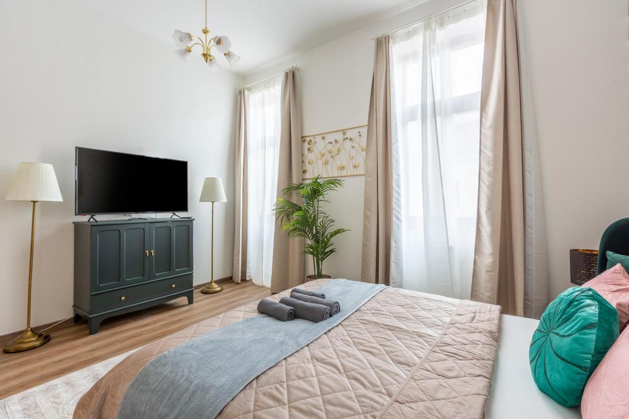 Explore Budapest From A Luxurious Cozy Apartment — Photos 3